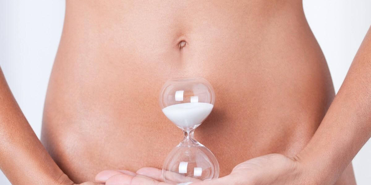ventre de femme avec un sablier